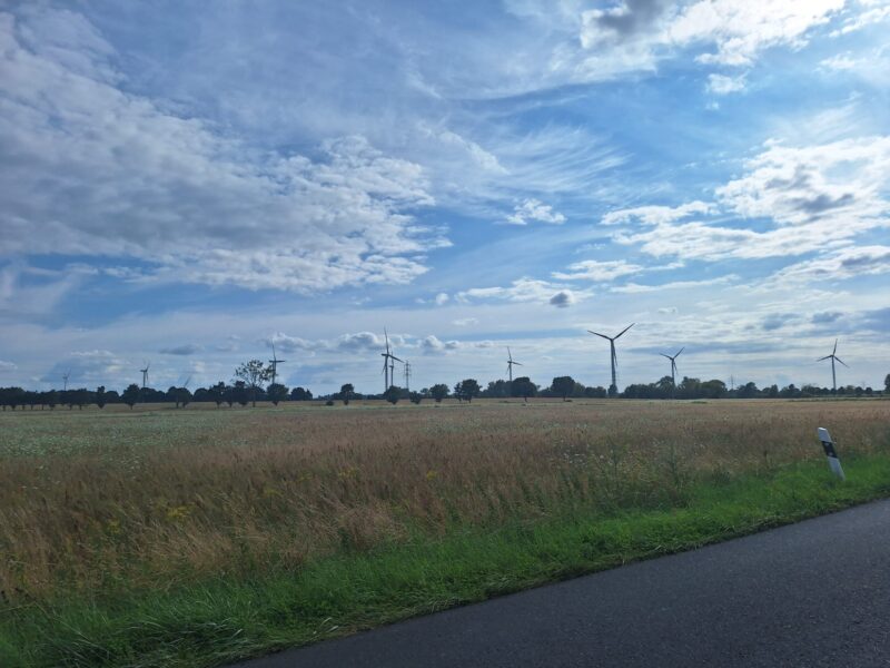 Windparks und Solarparks speisen in den Batteriespeicher
