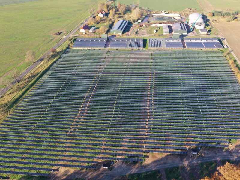 Hühnerstall mit PV, Hühnermist als Biogas, Auslauf als Agri-PV, mehr Energiegewinnung geht hier nicht