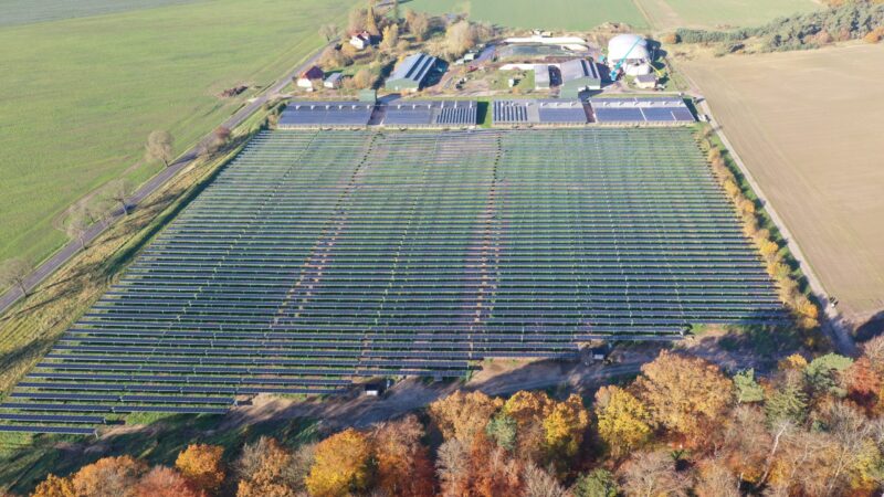 Hühnerstall mit PV, Hühnermist als Biogas, Auslauf als Agri-PV, mehr Energiegewinnung geht hier nicht
