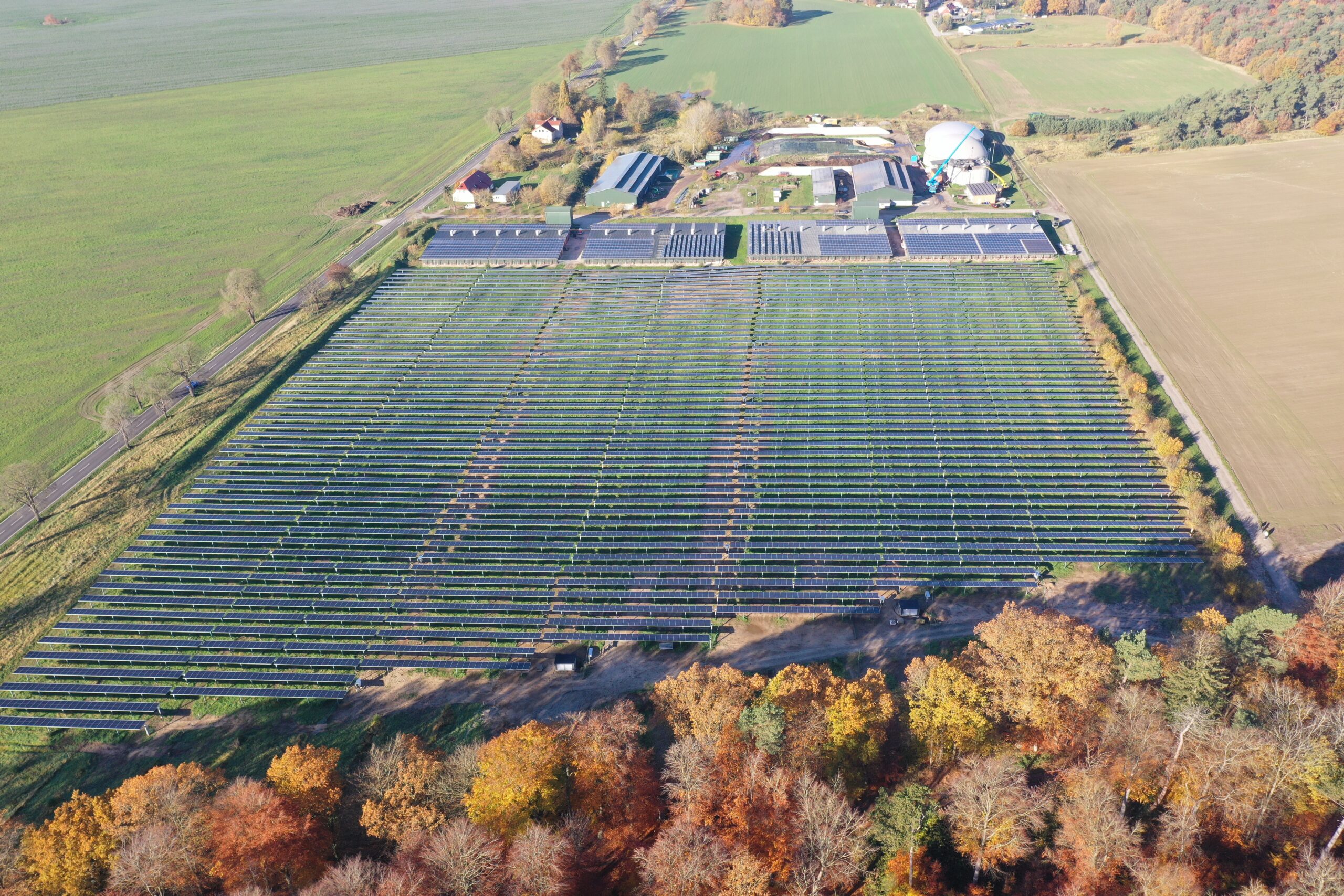 Hühnerstall mit PV, Hühnermist als Biogas, Auslauf als Agri-PV, mehr Energiegewinnung geht hier nicht