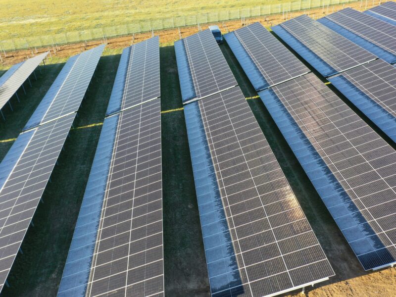 Modulreihen stehen eng, der Ausgleich ist randlich und außerhalb des Parks