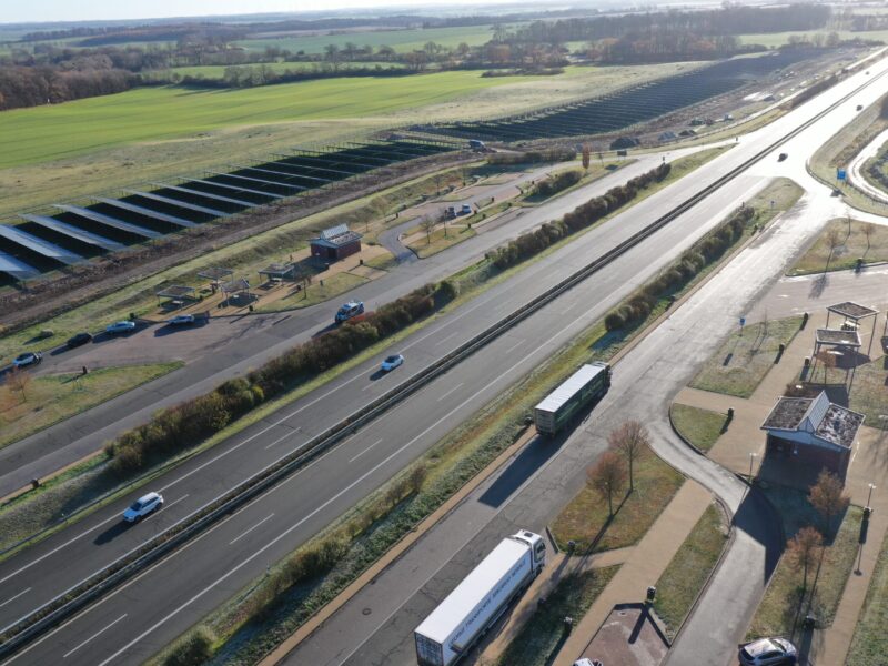 Solarpark steht. Charger warten noch auf Genehmigung