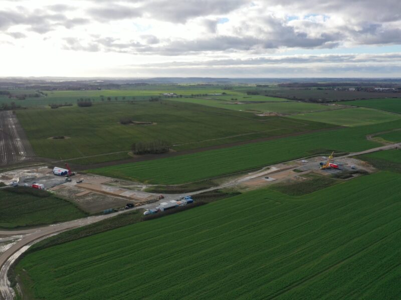 Mit der Zuwegung öffnet sich die sonst Monotone Landschaft